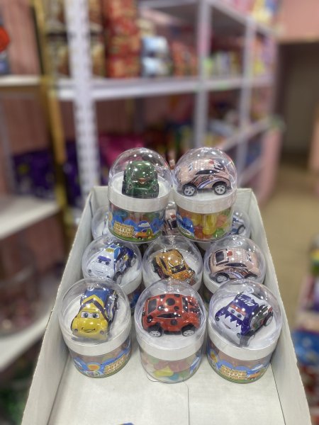 جلي بينز مع سيارة